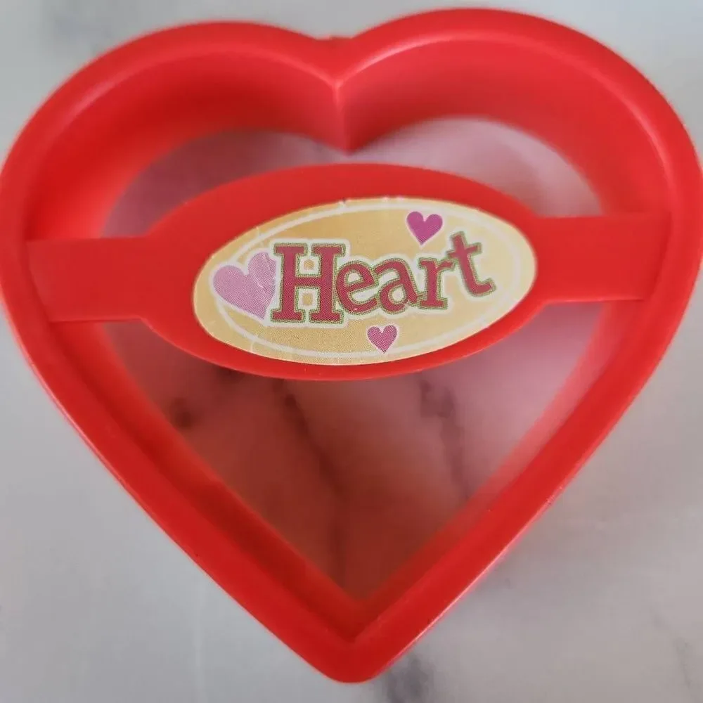 Set of four plastic cookie cutters gingerbread man pine tree heart 4x4